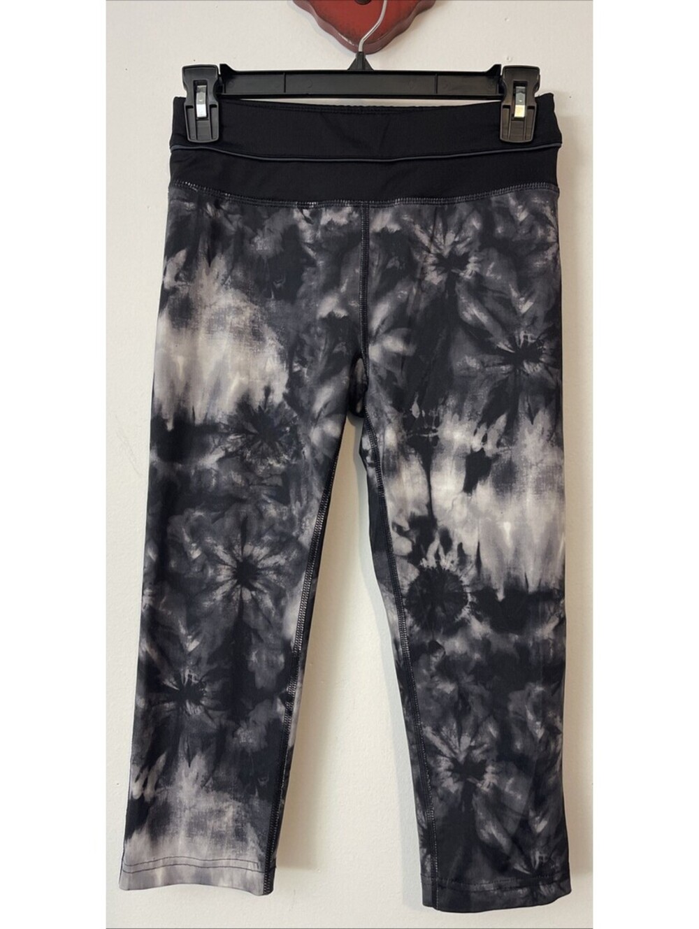 Danskin Now Womens XS Black Tie-Dye Elastic-Waist Pull-On Athletic Capri! A7066